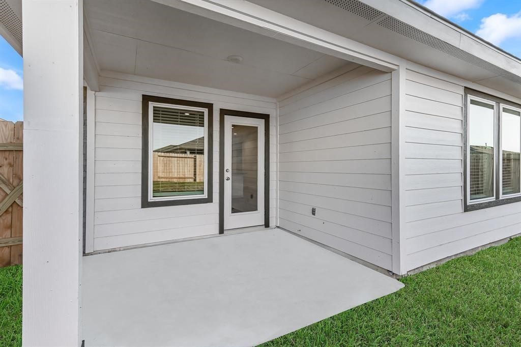 226 Serena Park Lane Rosharon, TX 77583 - Photo 14 of 19 a view of an empty room with a window