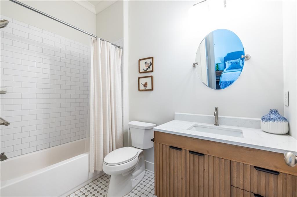 1005 Braeburn Lane Decatur, GA 30030 - Photo 15 of 25 a bathroom with a sink toilet and a bathtub