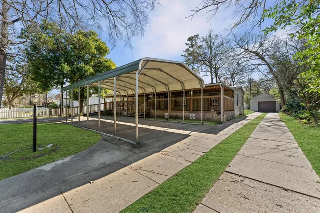 a view of a house with a backyard