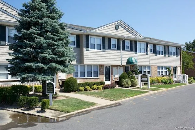 $2,195 | 1355 Roanoke Avenue, Unit 6L, Riverhead, NY 11901