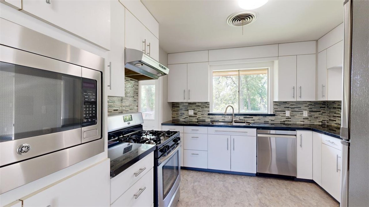 203 West Brookside Drive Bryan, TX 77801 - Photo 6 of 37