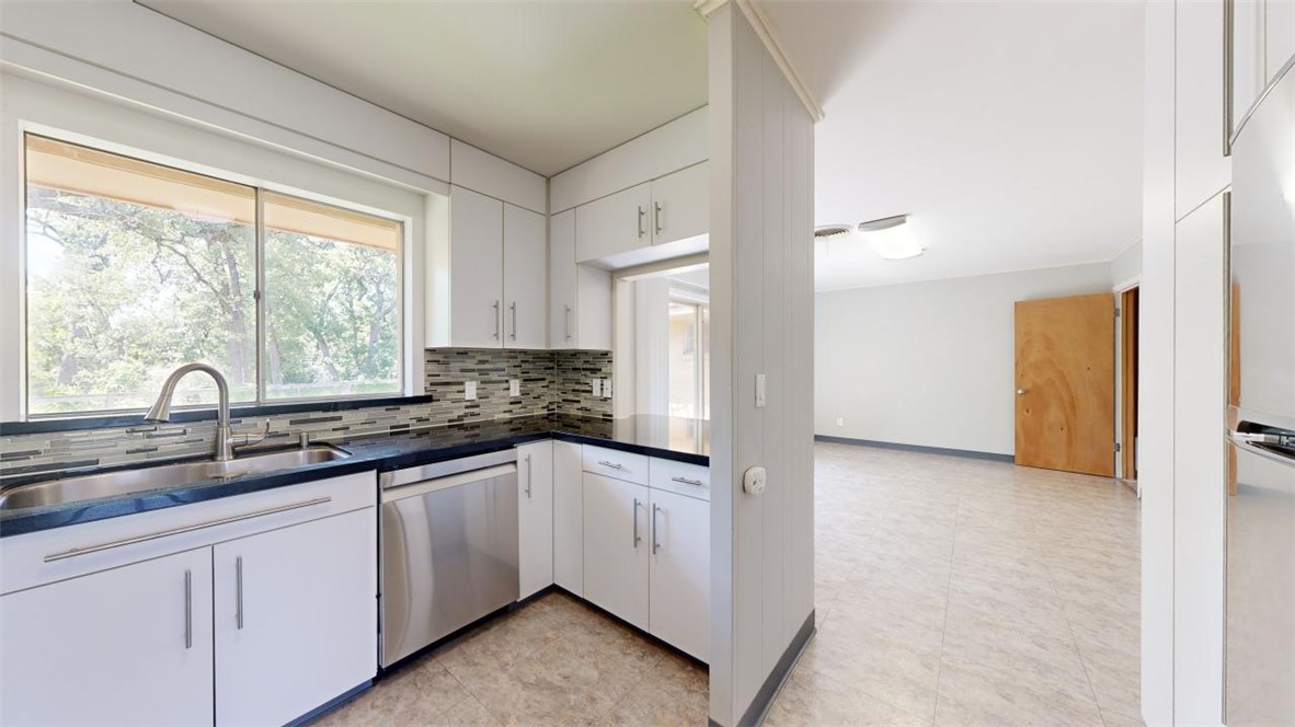 203 West Brookside Drive Bryan, TX 77801 - Photo 7 of 37