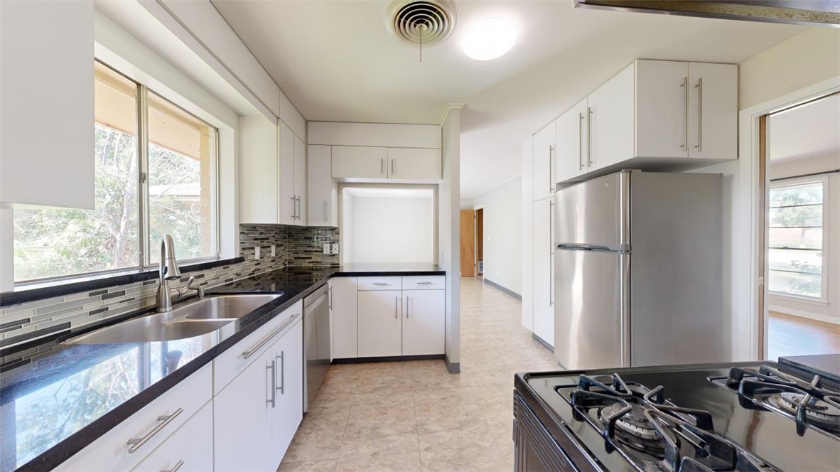 203 West Brookside Drive Bryan, TX 77801 - Photo 9 of 37