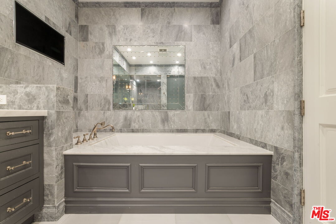 11500 San Vicente Boulevard, Unit 522 Los Angeles, CA 90049 - Photo 16 of 24