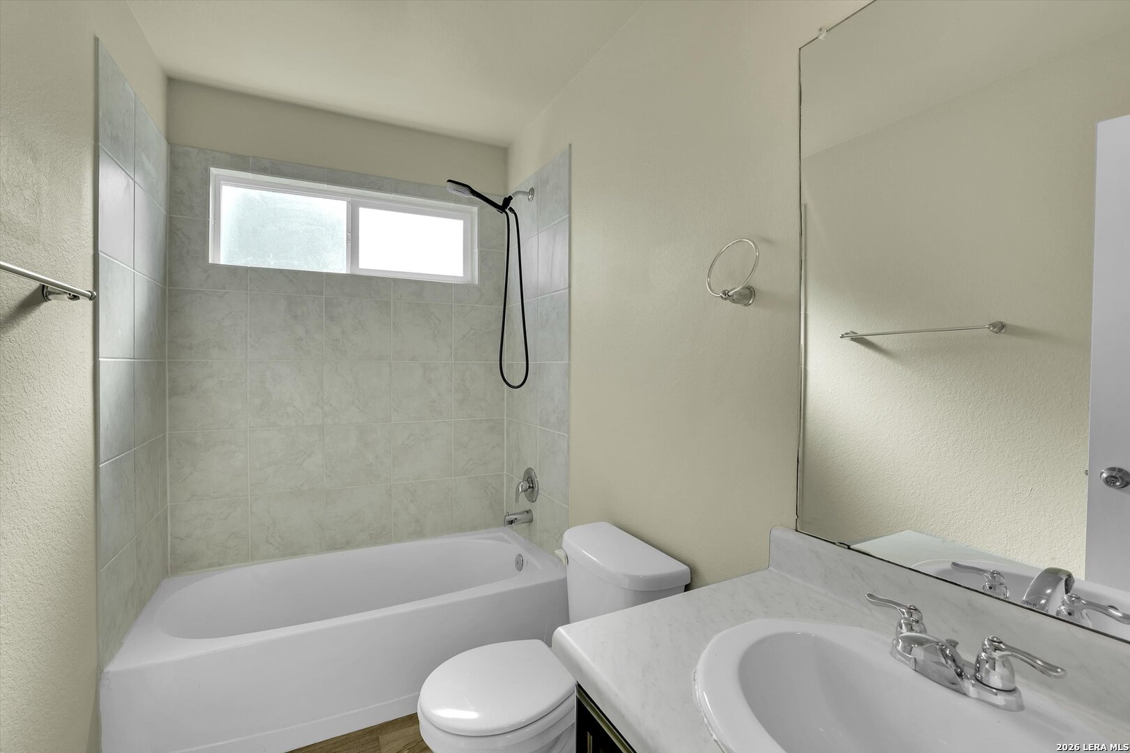 7639 Hercules Point San Antonio, TX 78252 - Photo 24 of 28 a bathroom with a toilet sink and bathtub