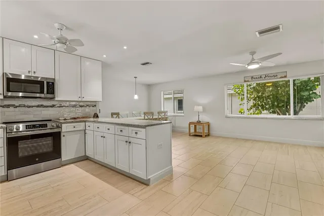 $685,000 | 1900 Benjamin Franklin Drive, Unit V12, Sarasota, FL 34236