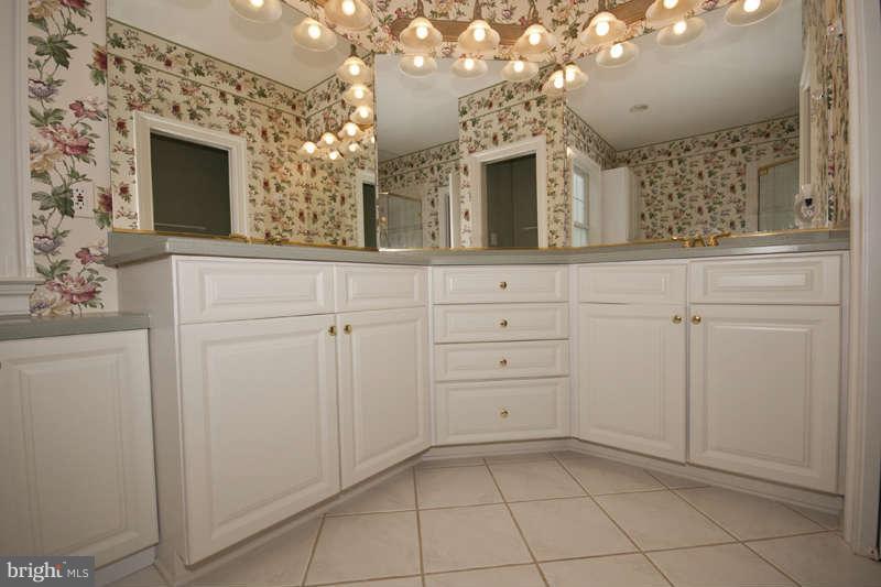 509 Hawkshead Road Lutherville-Timonium, MD 21093 - Photo 12 of 30 Custom design enhances this area