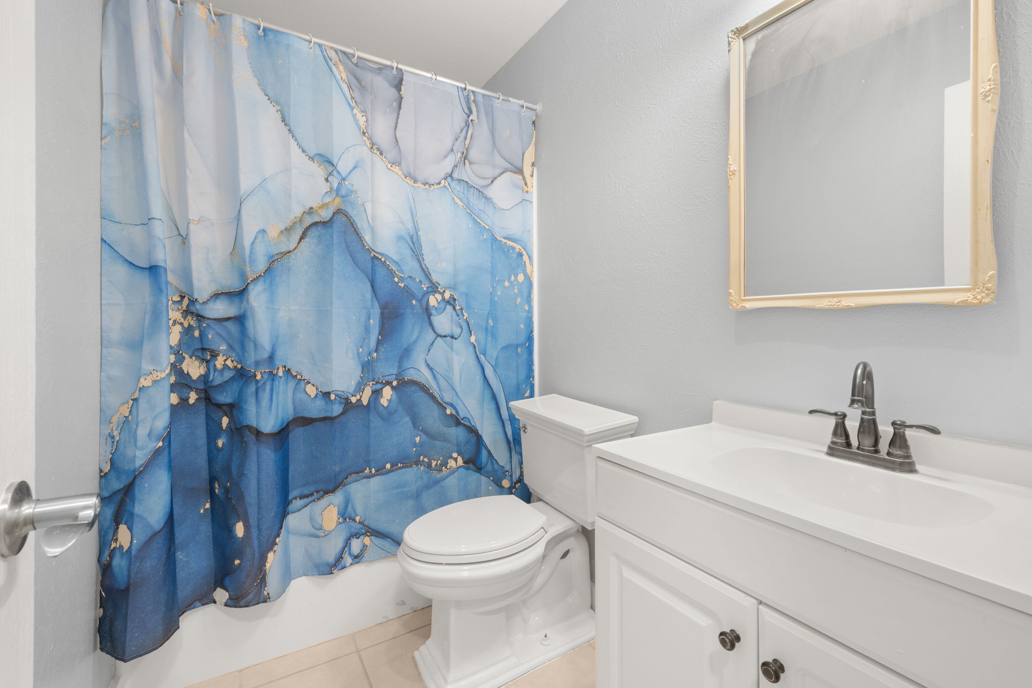 3917 Leafield Drive Austin, TX 78749 - Photo 19 of 40 Guest bathroom with tub/shower and vanity