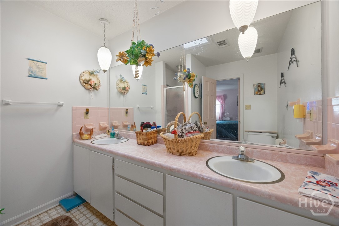 313 Wellington Road Savannah, GA 31410 - Photo 17 of 34 Double vanity in hall bathroom
