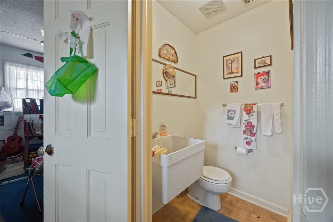 313 Wellington Road Savannah, GA 31410 - Photo 23 of 34 Hall bath