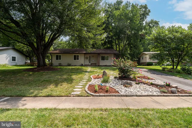 a view of a house with backyard