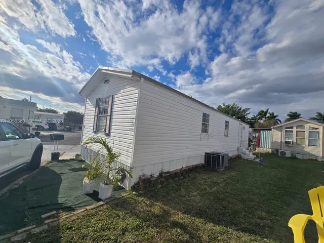 a view of backyard of the house
