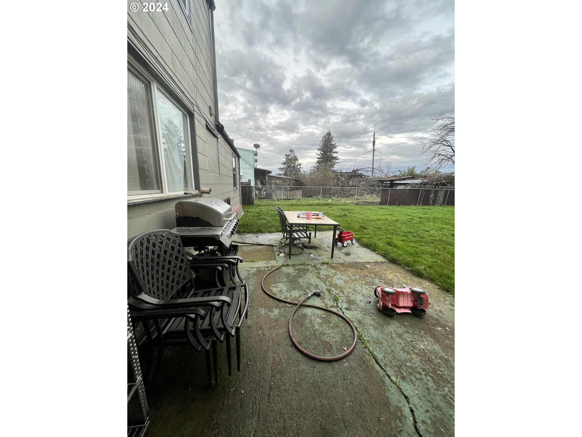 271 22nd Street Springfield, OR 97477 - Photo 17 of 28 a table that has a table and a chair in it