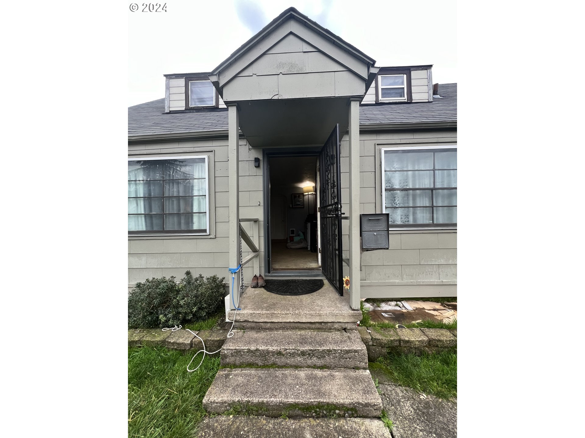 271 22nd Street Springfield, OR 97477 - Photo 2 of 28 a front view of a house with a garden