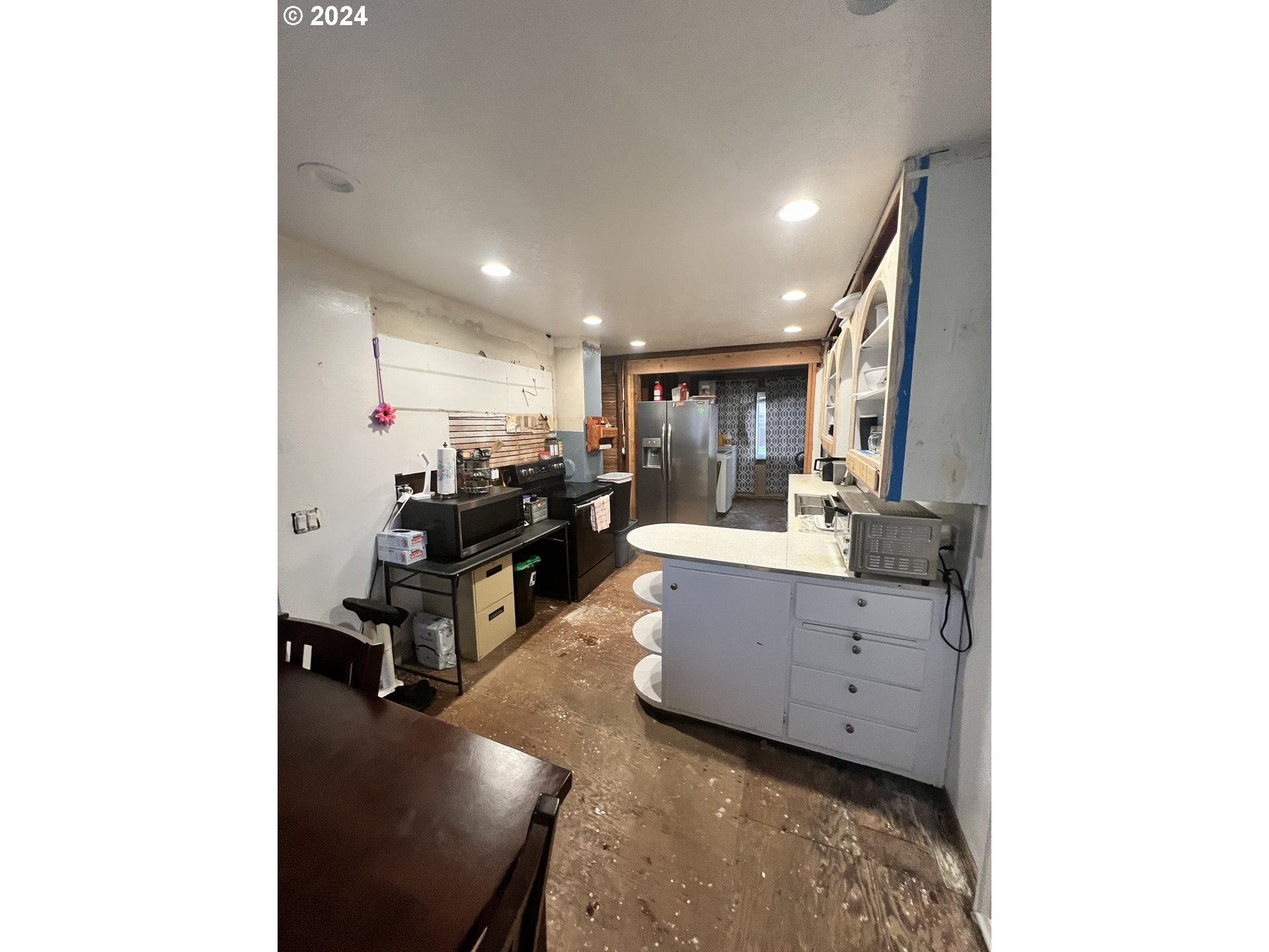 271 22nd Street Springfield, OR 97477 - Photo 6 of 28 a living room with furniture and a flat screen tv