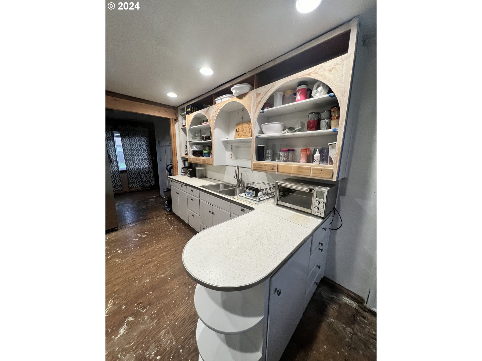 271 22nd Street Springfield, OR 97477 - Photo 7 of 28 a bathroom with a sink and a mirror