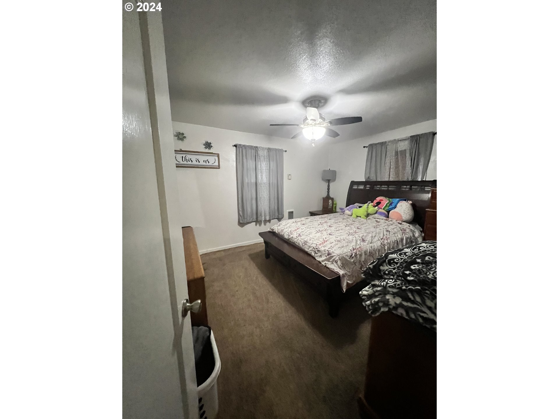 271 22nd Street Springfield, OR 97477 - Photo 10 of 28 a living room with furniture and a table
