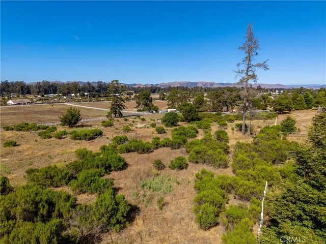 a black and white photo of a room