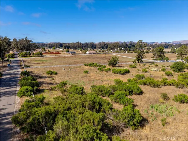 a black and white photo of a building