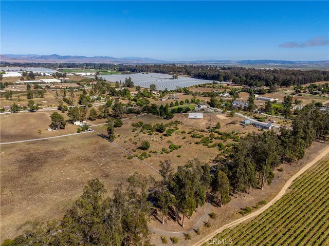a view of a large yard with lots of green space