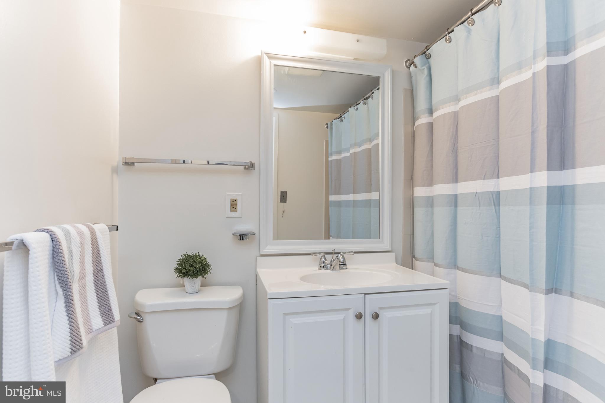 1951 Sagewood Lane, Unit 509 Reston, VA 20191 - Photo 21 of 32 Hallway bathroom