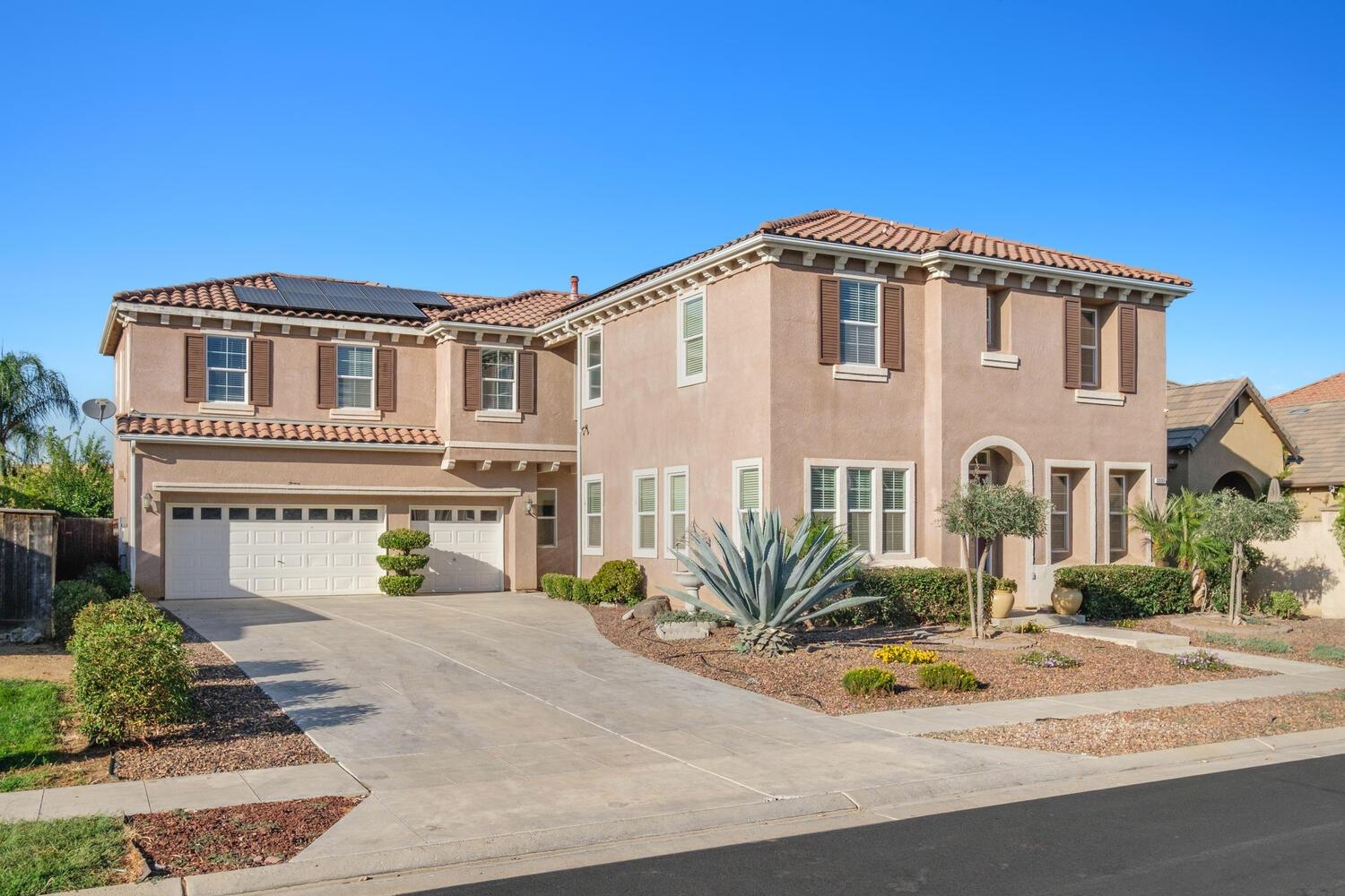 3331 Serena Avenue Clovis, CA 93619 - Photo 41 of 41 a front view of a house with a garden