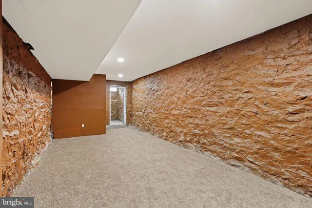 a view of a big room with closet and a window