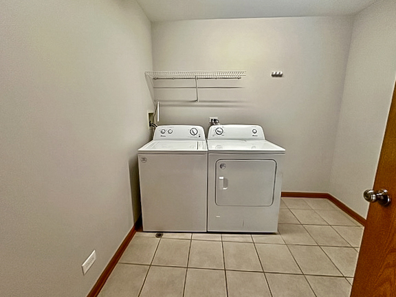 637 Deames Street Plano, IL 60545 - Photo 10 of 18 a utility room with dryer and washer