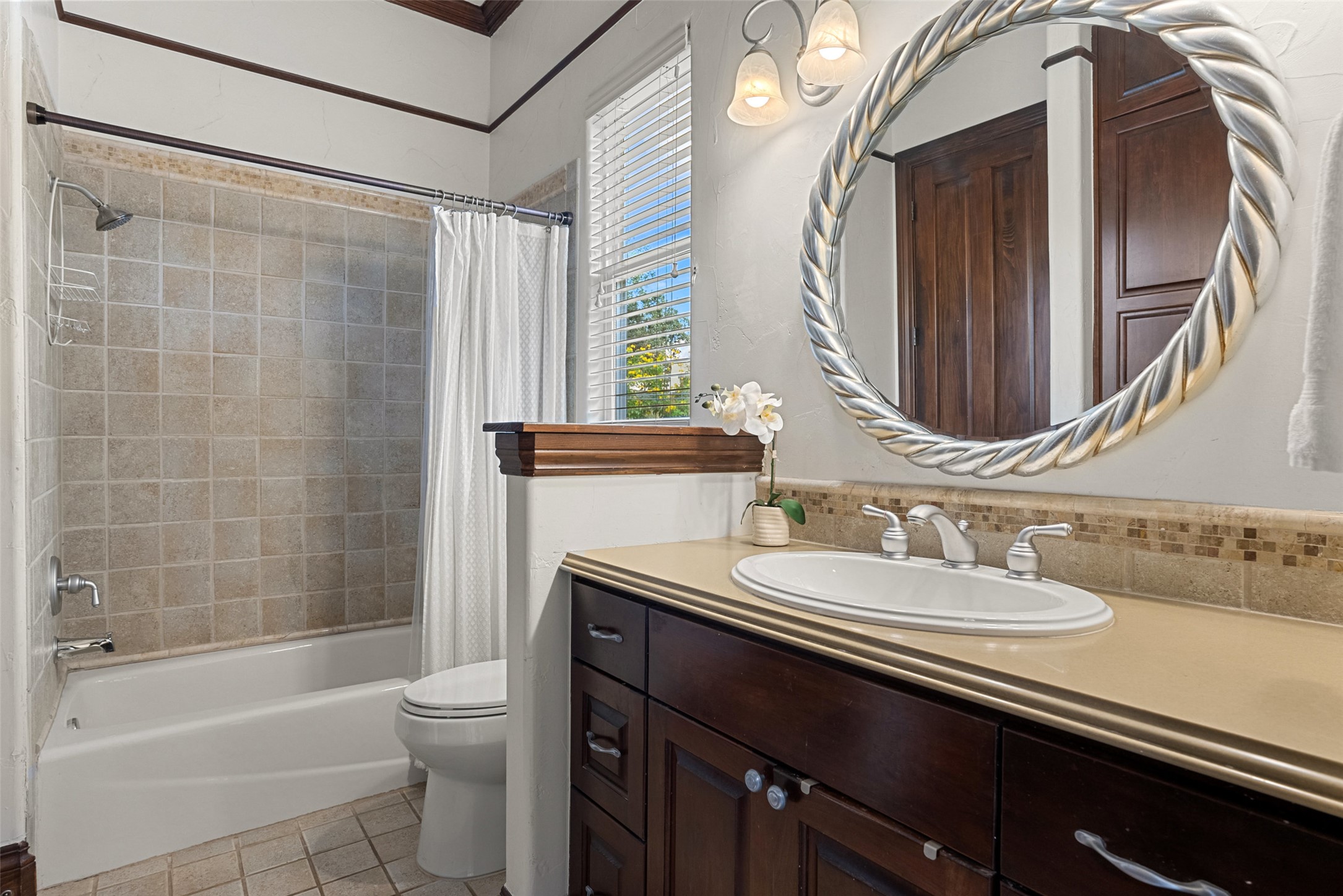 12027 Pleasant Panorama View Austin, TX 78738 - Photo 22 of 40 Shared bath between 3rd and 4th bedroom