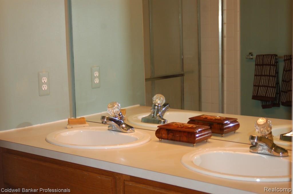 1010 Pointe Pl Boulevard Rochester, MI 48307 - Photo 27 of 33 053.jpg