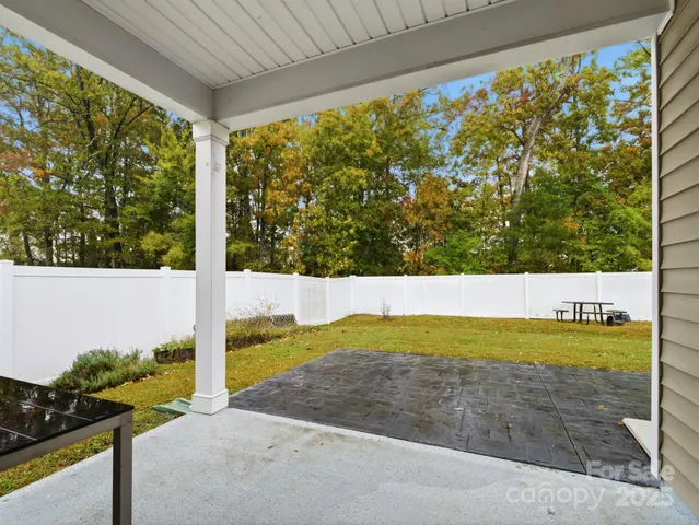 a view of a backyard