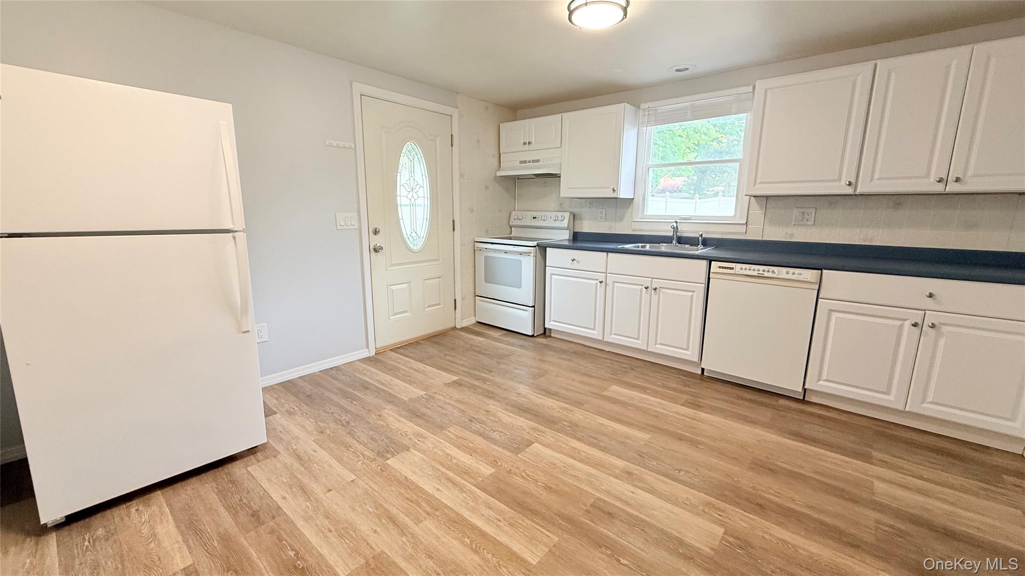 95 Stephen Road Bayport, NY 11705 - Photo 5 of 16 Eat-in Kitchen