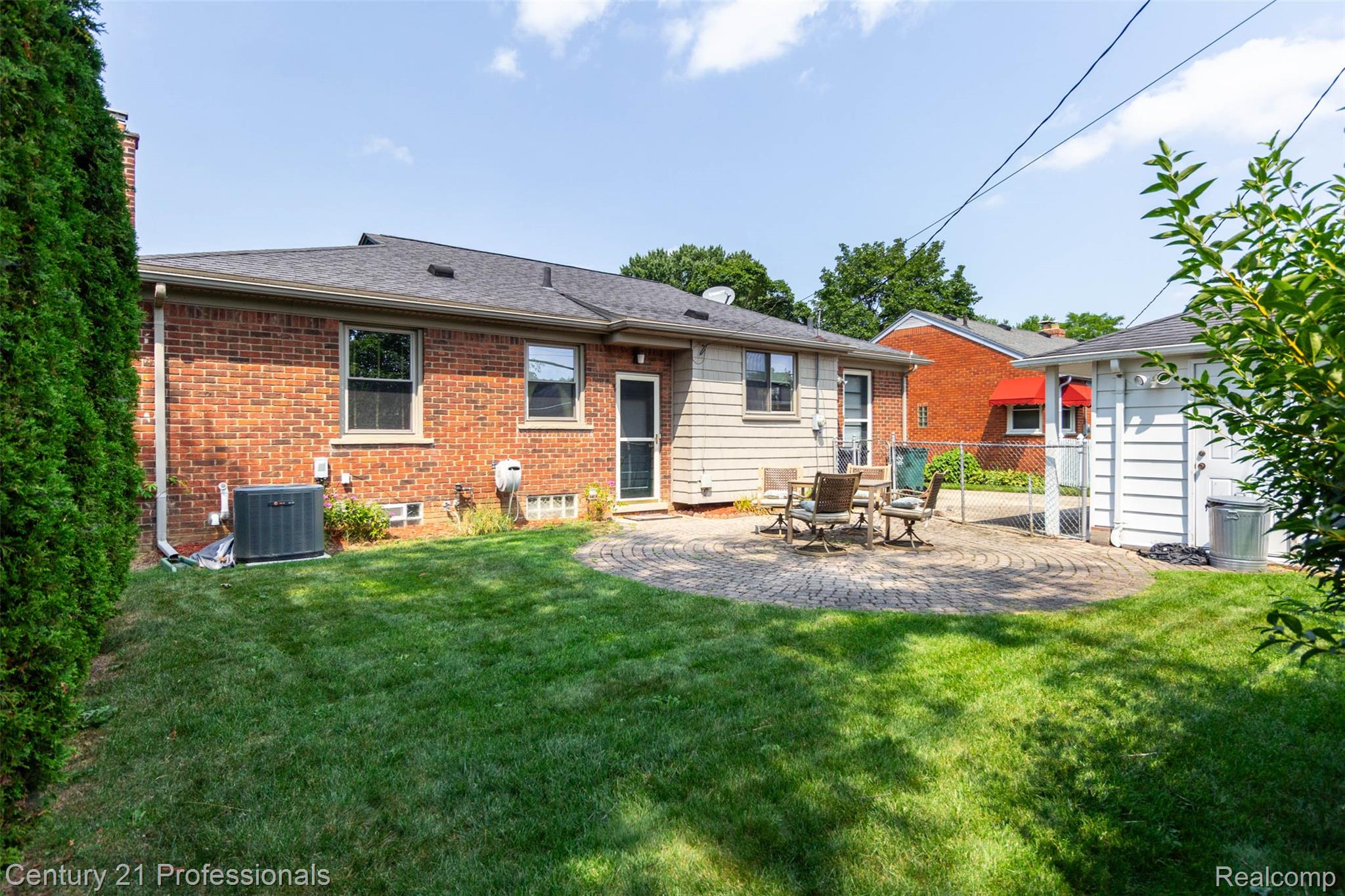 4133 Amherst Road Royal Oak, MI 48073 - Photo 31 of 33 yard (3).jpg