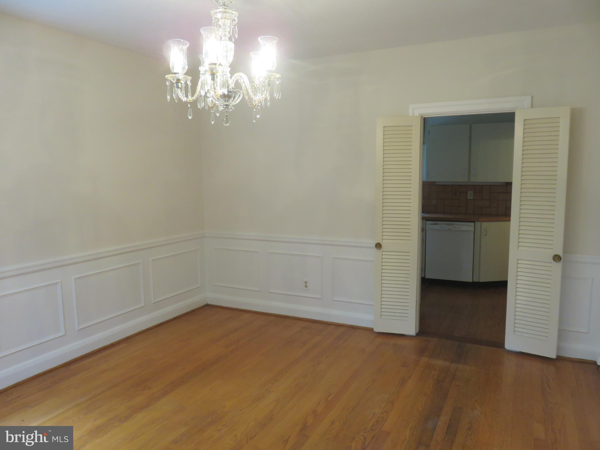 1302 Roundhill Road Baltimore, MD 21218 - Photo 8 of 28 LOVELY PICTURE MOLDING