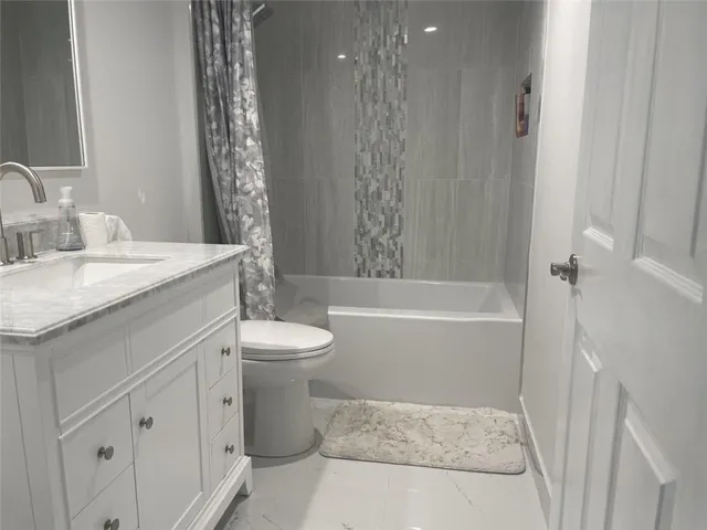 $2,700 | 1721 Whitehall Drive, Unit 404, Davie, FL 33324