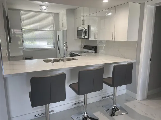 $2,700 | 1721 Whitehall Drive, Unit 404, Davie, FL 33324