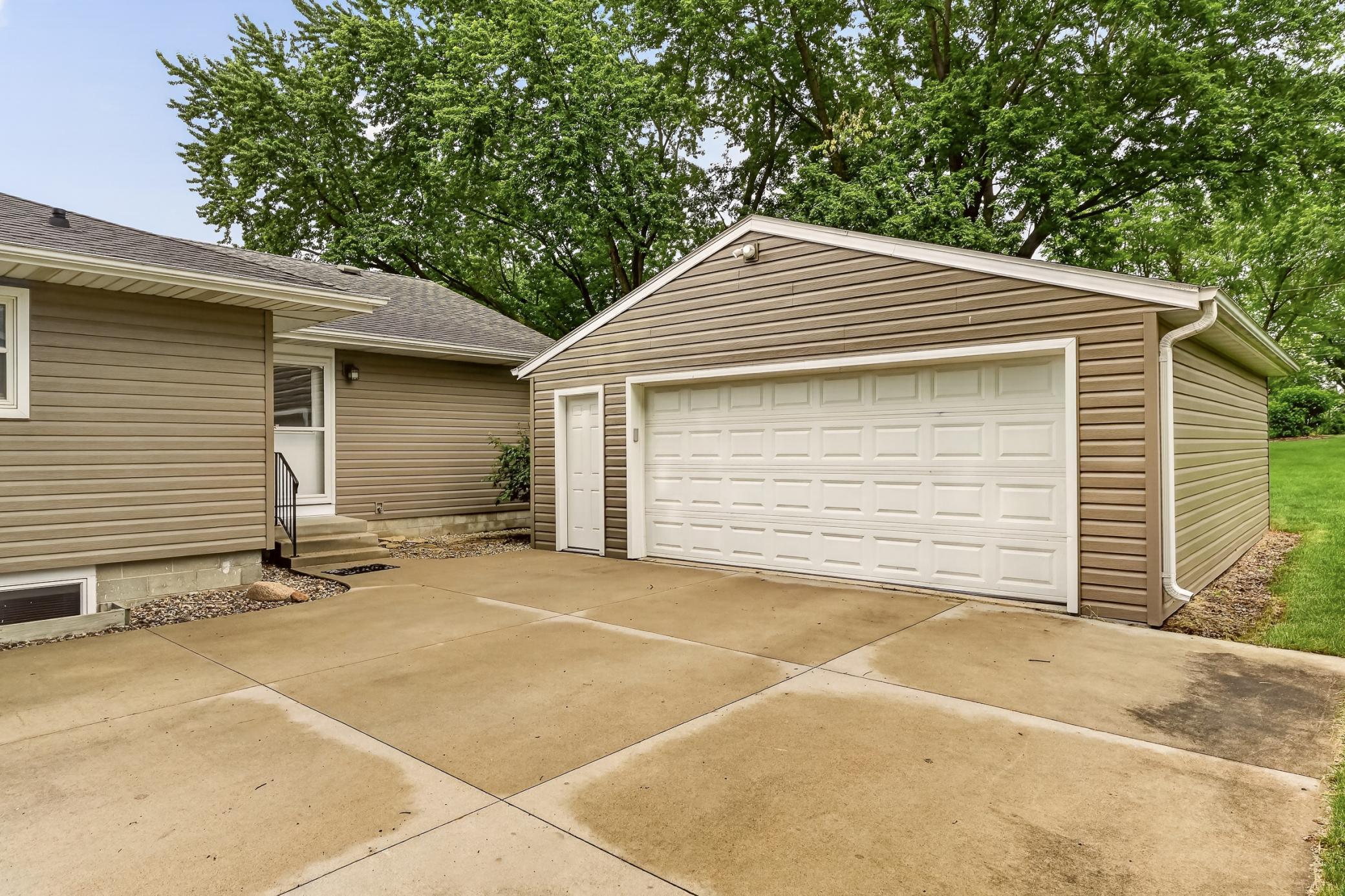 402 Strathmore Lane Southeast Rochester, MN 55904 - Photo 5 of 31