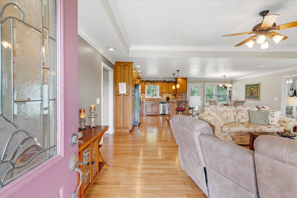 379 Hooper Road Winchester, TN 37398 - Photo 6 of 52 a living room with furniture
