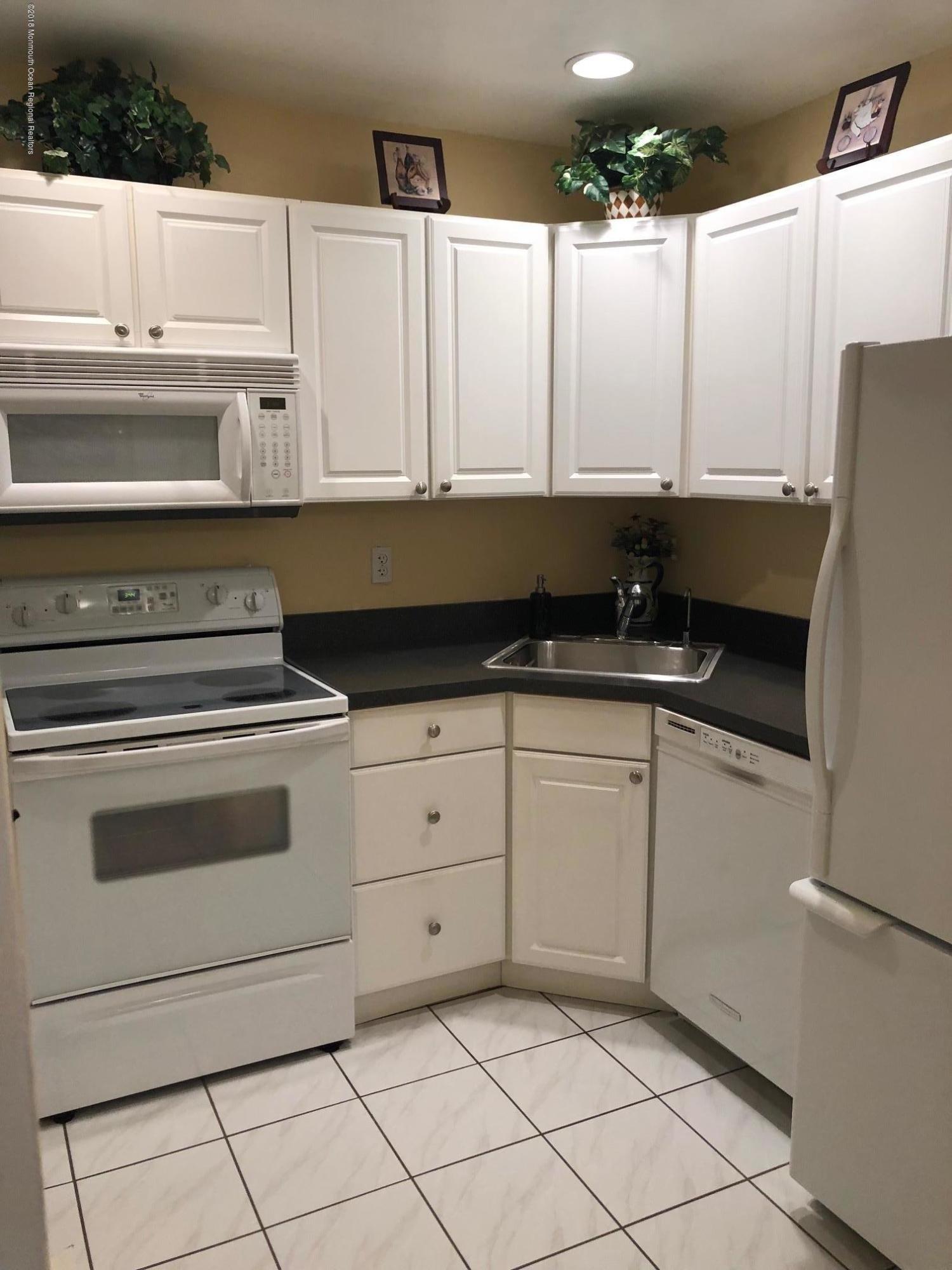 89 Arrowood Road, Unit H Manalapan, NJ 07726 - Photo 3 of 18 IMG_3944