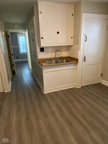 $745 | 1221 North Oxford Street, Indianapolis, IN 46201