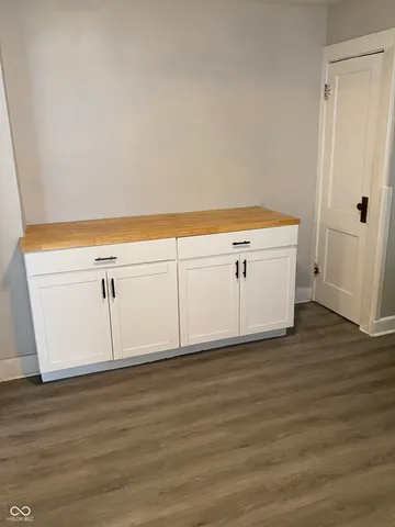 $745 | 1221 North Oxford Street, Indianapolis, IN 46201