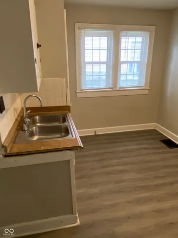 $745 | 1221 North Oxford Street, Indianapolis, IN 46201