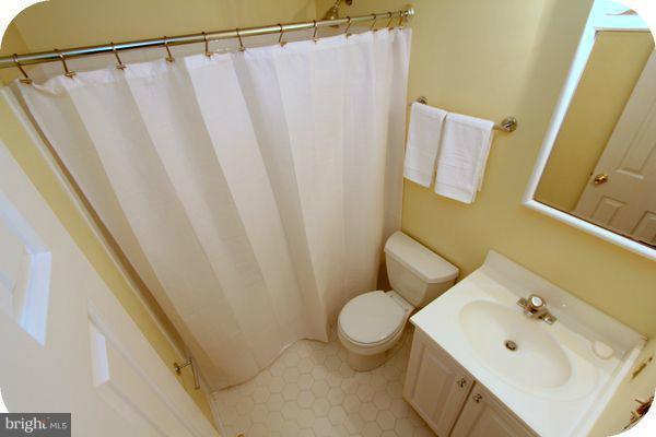 10739 Midsummer Drive Reston, VA 20191 - Photo 14 of 30 Bath