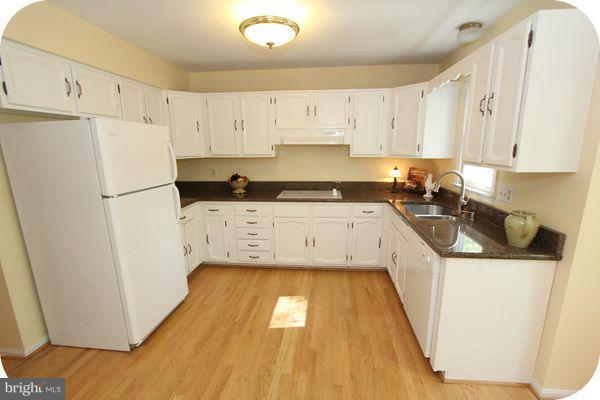 10739 Midsummer Drive Reston, VA 20191 - Photo 17 of 30 Kitchen