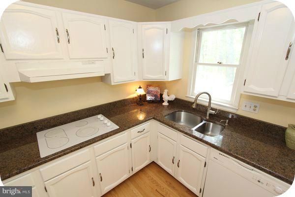10739 Midsummer Drive Reston, VA 20191 - Photo 23 of 30 Kitchen