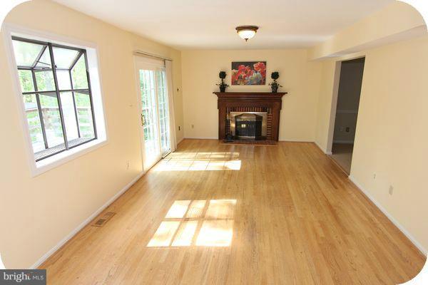 10739 Midsummer Drive Reston, VA 20191 - Photo 7 of 30 Family Room