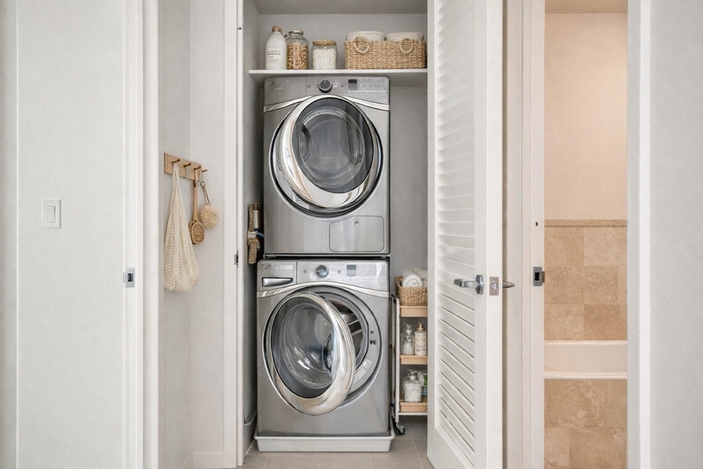 1 Franklin Street, Unit 2114 Boston, MA 02110 - Photo 8 of 11 a utility room with dryer and washer