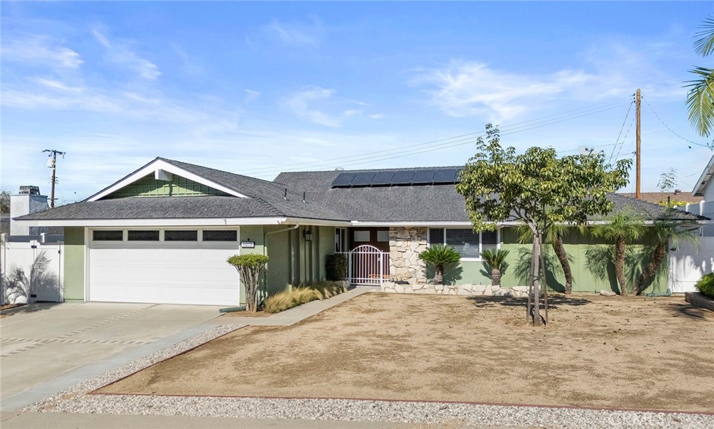 a view of a house with backyard