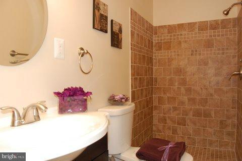 1121 Kalmia Road Northwest Washington, DC 20012 - Photo 2 of 27 Bath (Master)