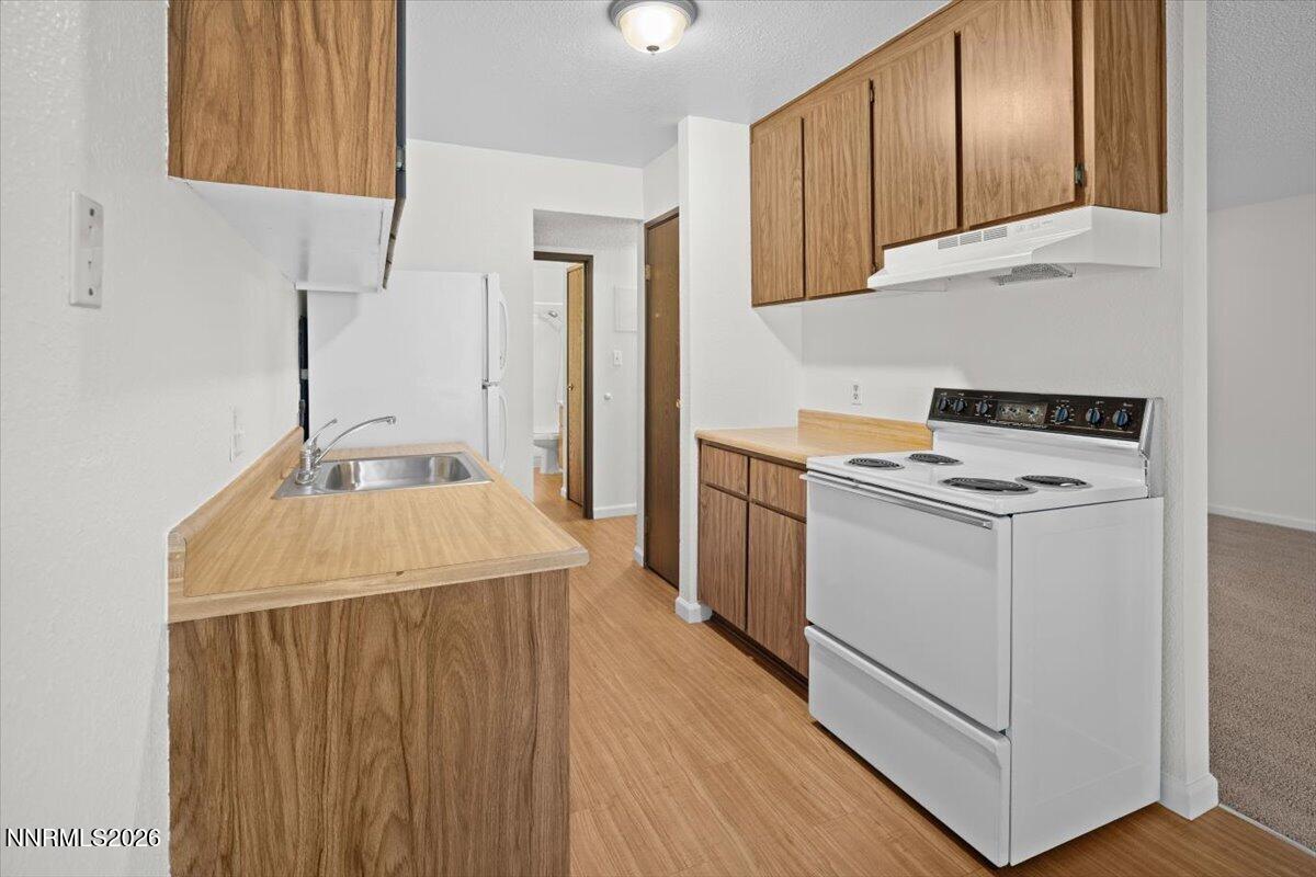 400 South Saliman Road, Unit 25 Carson City, NV 89701 - Photo 9 of 26 kitchen, pantry at rear
